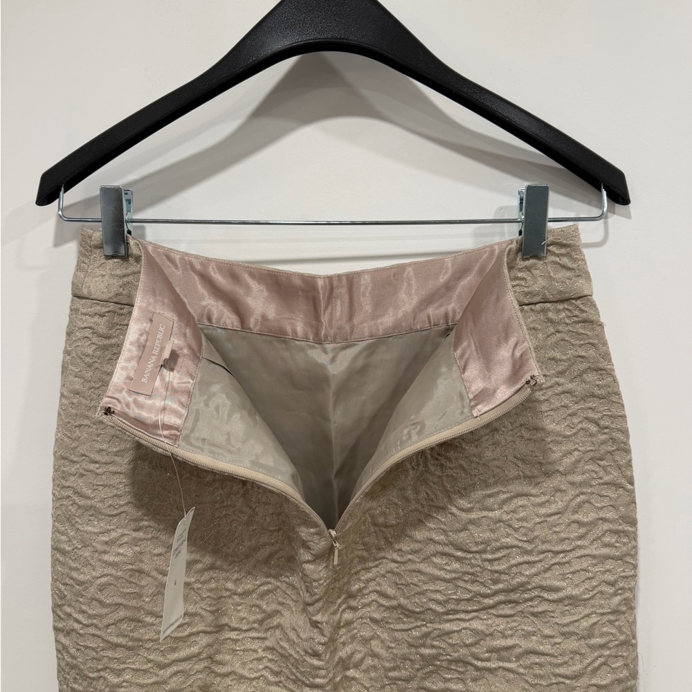 Banana Republic Jacquard Gold Shimmer Pencil Skirt. - Picture 10 of 10